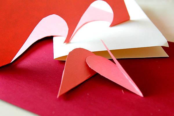 รูปภาพ:http://handmadespirit.com/wp-content/uploads/2015/01/DIY-paper-hearts-for-Valentines-day-flower-card.jpg