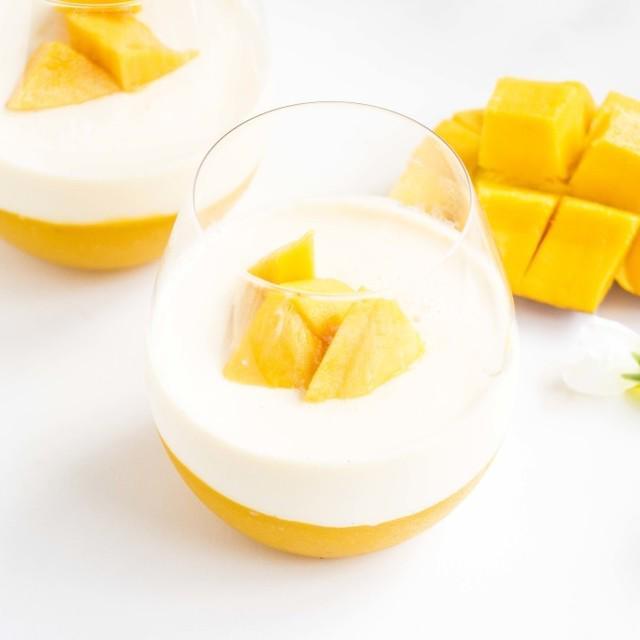 ภาพประกอบบทความ ดับร้อนด้วย MANGO PANNA COTTA หยิบมะม่วงมาทำขนมแจกเพื่อน #ทำเองก็ได้ง้ายง่าย