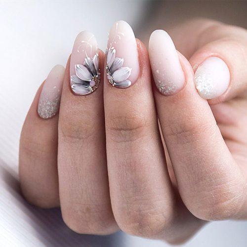 รูปภาพ:https://glaminati.com/wp-content/uploads/2017/12/nude-nails-floral-art-white-patterned-matte-500x500.jpg