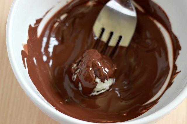 รูปภาพ:https://thelatinahomemaker.com/wp-content/uploads/2015/01/Chocolate-Coconut-Truffles-Dipping.jpg