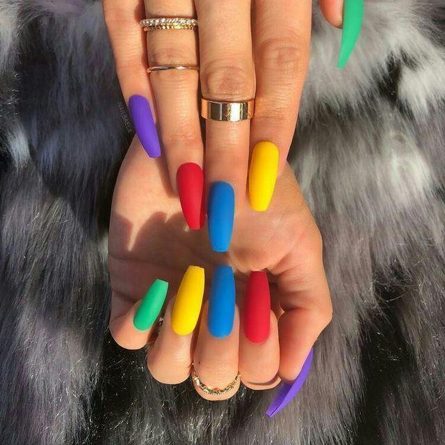 ภาพประกอบบทความ แสบจี๊ด สะใจเวอร์! รวมไอเดียเล็บ "Neon Nails" โทนสีแสบสันสะดุดตา #ซัมเมอร์นี้ต้องลองโดน