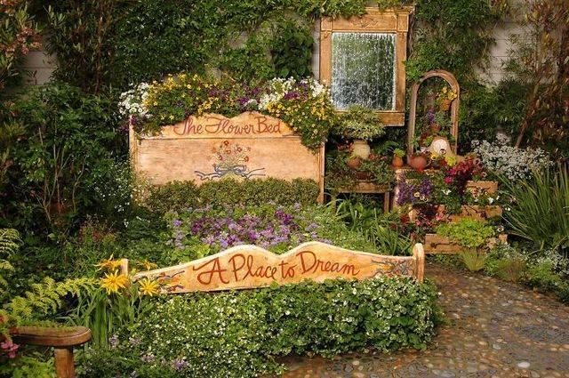 รูปภาพ:http://static.boredpanda.com/blog/wp-content/uploads/2015/05/XX-Recycled-Furniture-That-Turns-Your-Garden-Into-A-Magical-Land1__700.jpg