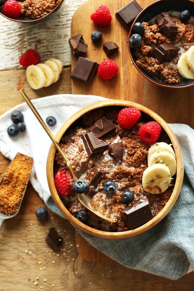 รูปภาพ:https://minimalistbaker.com/wp-content/uploads/2015/09/7-Ingredient-DARK-CHOCOLATE-Quinoa-Breakfast-Bowl-Full-of-antioxidants-fiber-and-protein-vegan-glutenfree-quinoa-breakfast.jpg