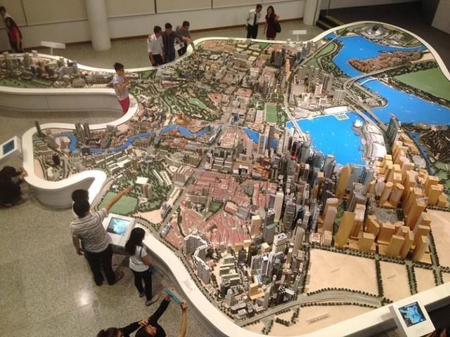 รูปภาพ:https://www.mushroomtravel.com/page/wp-content/uploads/2016/02/Model_of_Singapore_Central_Area_-_taken_from_Singapore_City_Gallery_Third_Floor_Mar_2014-768x576.jpg