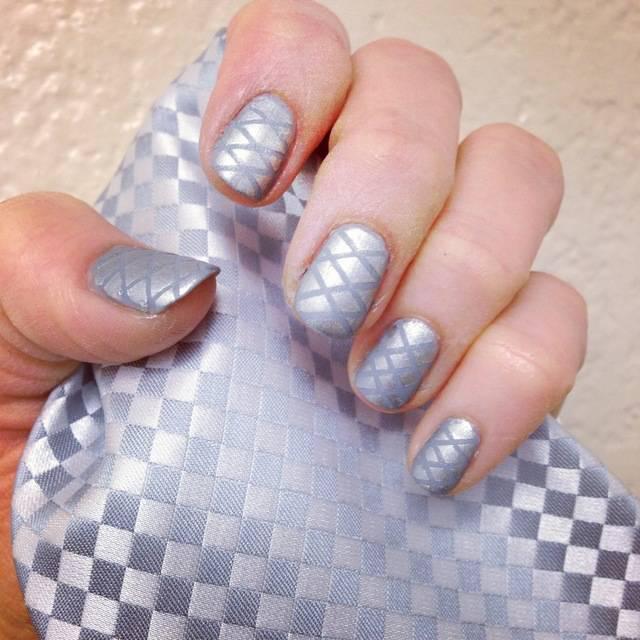 รูปภาพ:https://curiouscoquette.files.wordpress.com/2015/02/opi-fifty-shades-of-grey-silver-silk-tie-nail-design-4.jpg