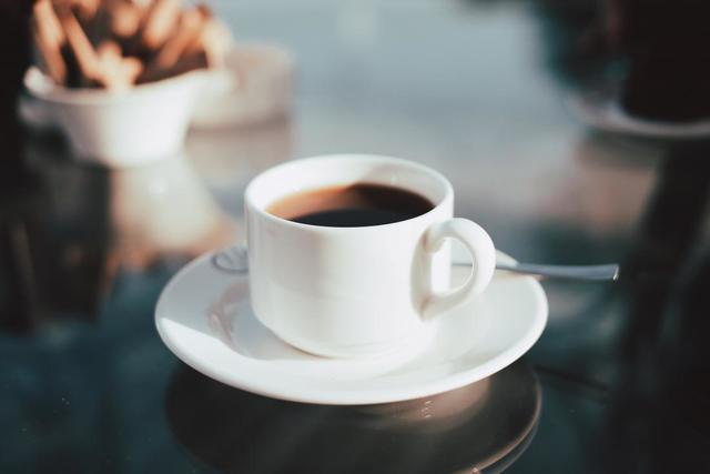 รูปภาพ:https://cdn1.medicalnewstoday.com/content/images/articles/323/323594/white-cup-with-black-coffee.jpg
