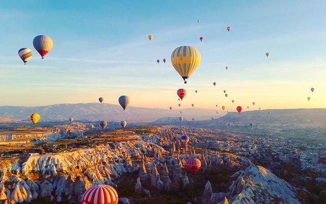 รูปภาพ:https://cdn-image.travelandleisure.com/sites/default/files/styles/1600x1000/public/1496699939/hot-air-balloons-festival-cappadocia-turkey-HOTAIR0605.jpg?itok=WZ9CVr-K