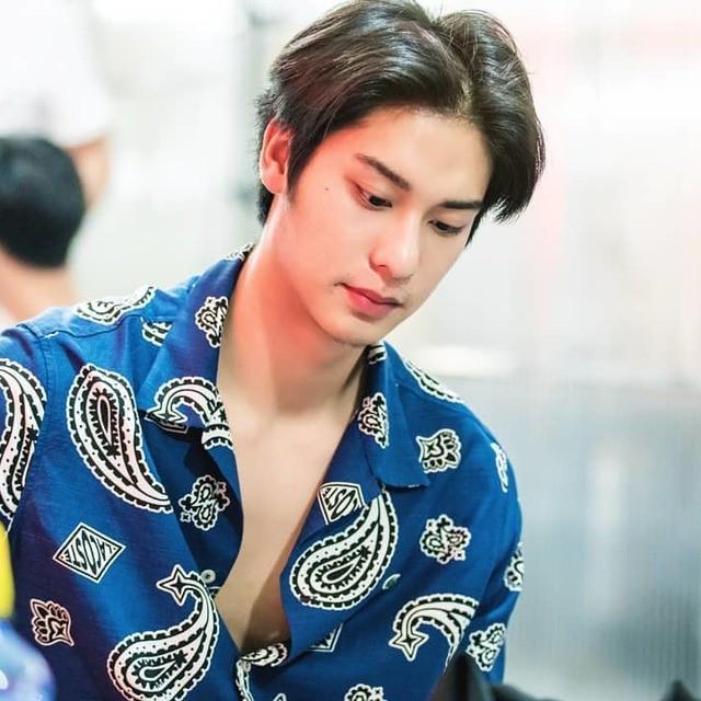 ภาพประกอบบทความ ส่องความหล่อ อาสี่ หรือ ออกัส วชิรวิชญ์ จากกรงกรรม ถึงร้ายยังไงก็รักน้า เกเรยังไงก็รักเลยคนนี้ 