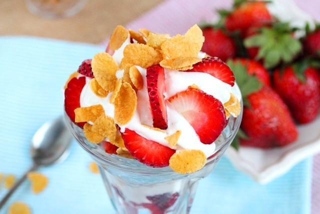 รูปภาพ:https://www.couponclippingcook.com/wp-content/uploads/2013/04/3-strawberries-and-whipped-cream-with-a-crunch.jpg