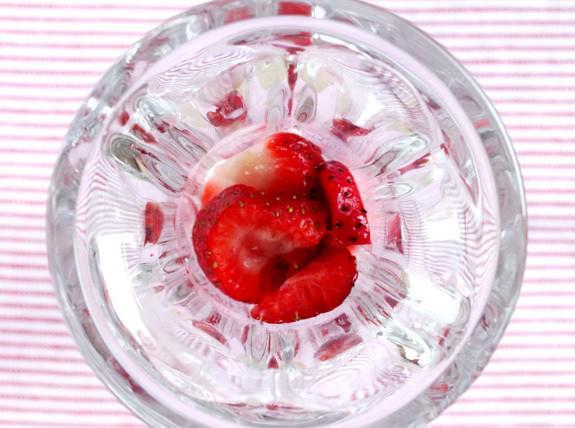 รูปภาพ:https://www.couponclippingcook.com/wp-content/uploads/2013/04/2-strawberries-in-dish.jpg