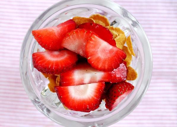 รูปภาพ:https://www.couponclippingcook.com/wp-content/uploads/2013/04/4-strawberries-in-dish.jpg