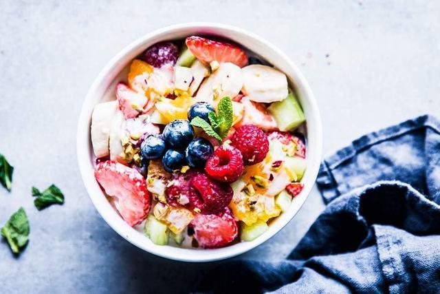 รูปภาพ:https://i0.wp.com/www.savorynothings.com/wp-content/uploads/2018/03/greek-yogurt-fruit-salad-image-tk.jpg?fit=1000%2C667&ssl=1