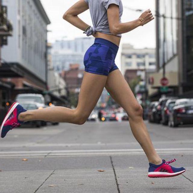 ตัวอย่าง ภาพหน้าปก:#วิ่งแล้วขาเจ็บทำไงดี? รวม 6 'ท่ายืดขา' ที่สาวๆ ต้องทำถ้าอยากเป็น "นักวิ่ง" ตัวจริง!