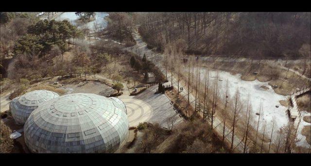 รูปภาพ:https://koreandramaland.com/wp-content/uploads/2019/02/touch-your-heart-2019-filming-location-episode-5-mulhyanggi-arboretum-koreandramaland-c-1495x800.jpg