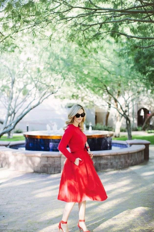 รูปภาพ:http://fashionsy.com/wp-content/uploads/2016/01/Red-Tibi-Midi-Skirt-and-Red-Sweater-4-1-630x945.jpg