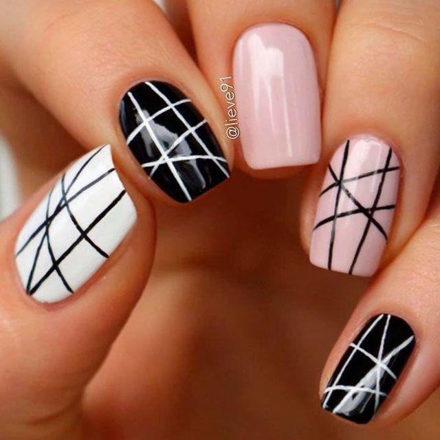 รูปภาพ:https://naildesignsjournal.com/wp-content/uploads/2018/11/short-acrylic-nails-geometric-stripes.jpg