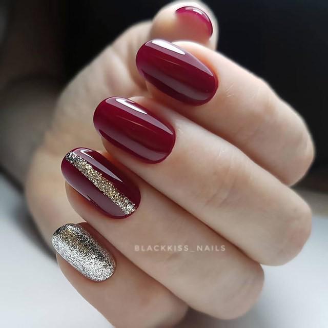 รูปภาพ:https://naildesignsjournal.com/wp-content/uploads/2018/11/short-acrylic-nails-oval-red-glitter-accents.jpg