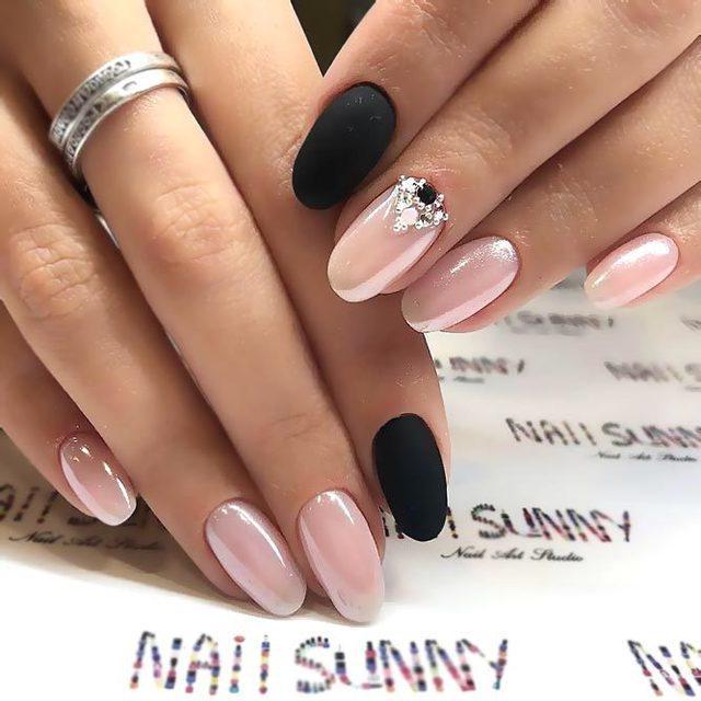 รูปภาพ:https://naildesignsjournal.com/wp-content/uploads/2018/11/short-acrylic-nails-oval-nude-black-rhinestones.jpg