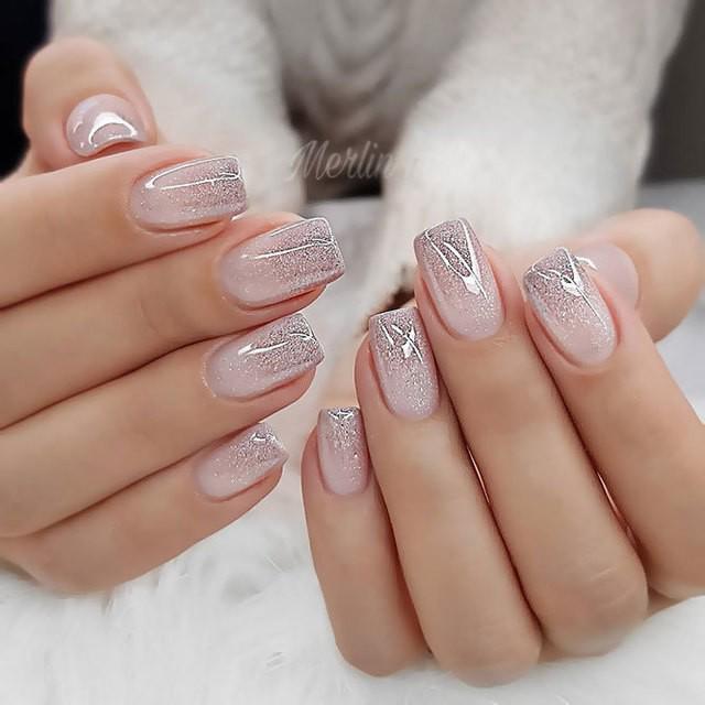 รูปภาพ:https://naildesignsjournal.com/wp-content/uploads/2018/11/short-acrylic-nails-square-silver-glitter-ombre.jpg