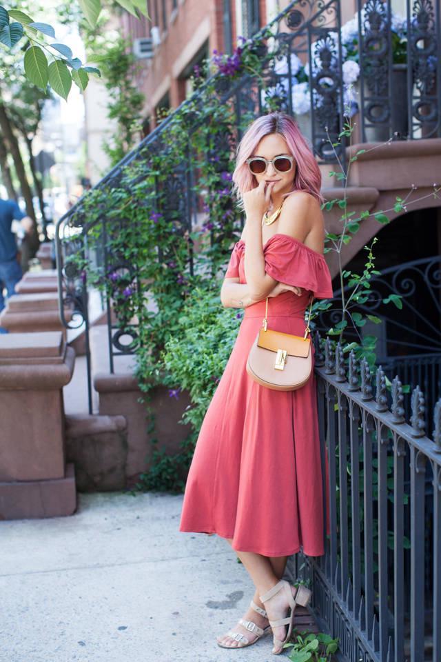 รูปภาพ:http://glamradar.com/wp-content/uploads/2015/09/2.-pink-off-shoulder-dress.jpg