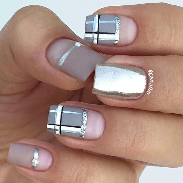 รูปภาพ:https://naildesignsjournal.com/wp-content/uploads/2018/07/taupe-color-nails-checkered-design.jpg