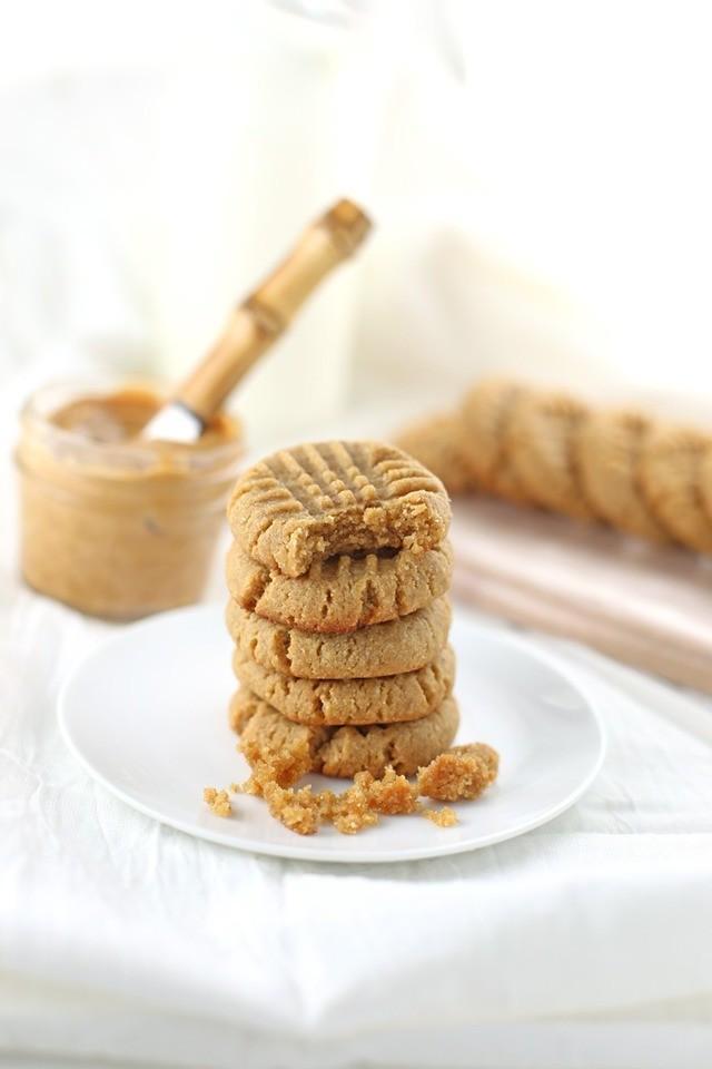 รูปภาพ:https://www.seasonlycreations.com/wp-content/uploads/2017/07/Soft-and-chewy-gluten-free-peanut-butter-cookie-recipe-low-sugar-2.jpg