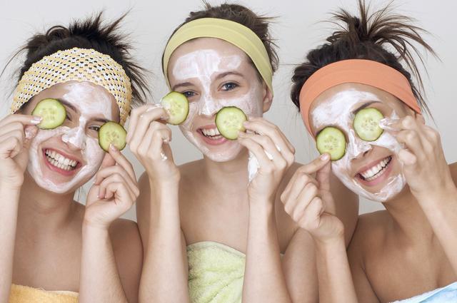 รูปภาพ:https://biovietphap.vn/wp-content/uploads/2018/08/3-DIY-Healing-Cucumber-Facial-Masks2-750x500.jpg