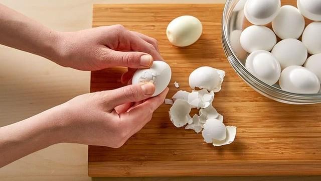 รูปภาพ:https://www.pillsbury.com/-/media/PB/Images/everyday-eats/breakfast-brunch/how-to-boil-eggs/how-to-boil-eggs_ip_05.jpg