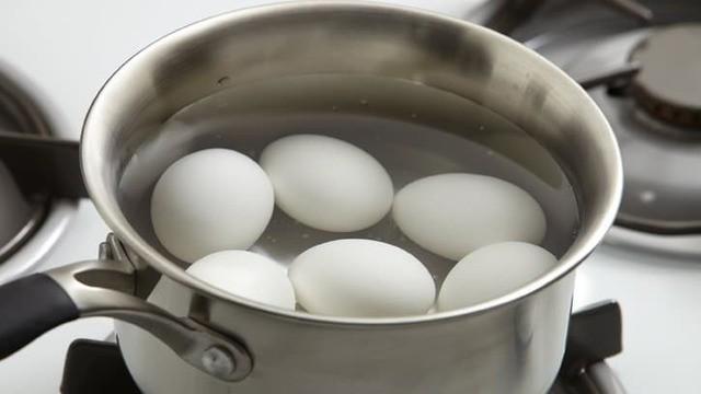 รูปภาพ:https://www.bettycrocker.com/-/media/legacy/Images/Betty-Crocker/Menus-Holidays-Parties/MHPLibrary/Everyday-Meals/How-to-Hard-Boil-Eggs/How-to-Hard-Boil-Eggs_01.jpg