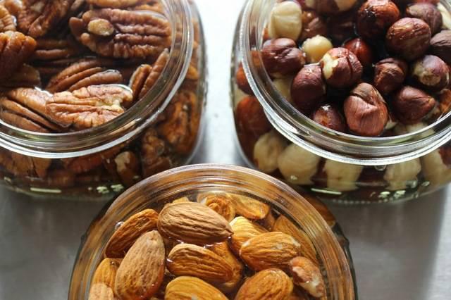รูปภาพ:http://www.ealuxe.com/wp-content/uploads/2014/08/10-Surprisingly-Healthy-Foods-High-In-Calories-Nuts-and-Seeds.jpg
