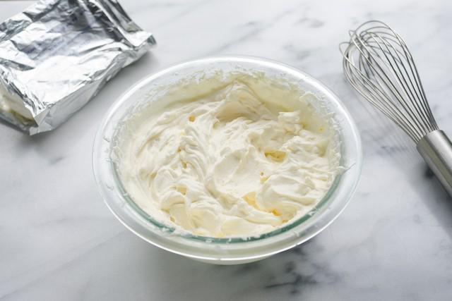 รูปภาพ:https://thepioneerwoman.com/wp-content/uploads/2018/06/cream-cheese-whipped-cream-01.jpg