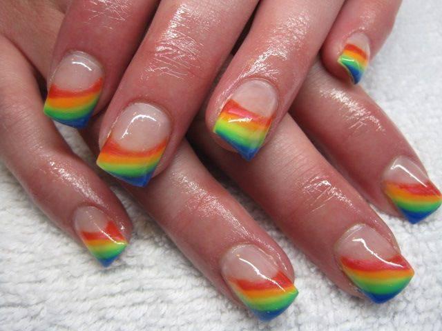 รูปภาพ:http://www.prettydesigns.com/wp-content/uploads/2014/08/Rainbow-Nail-Art-Design-for-French-Manicure.jpg