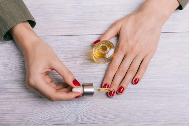 รูปภาพ:https://beautybargainista.com/wp-content/uploads/apply-natural-oils-to-manicure.jpg
