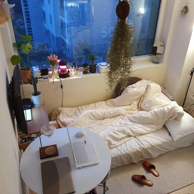 ตัวอย่าง ภาพหน้าปก:Bed on floor จัดห้องนอนเรียบๆ กับที่นอนแค่ "เบาะ" จาก IG : make_my_room.me #teenstyles