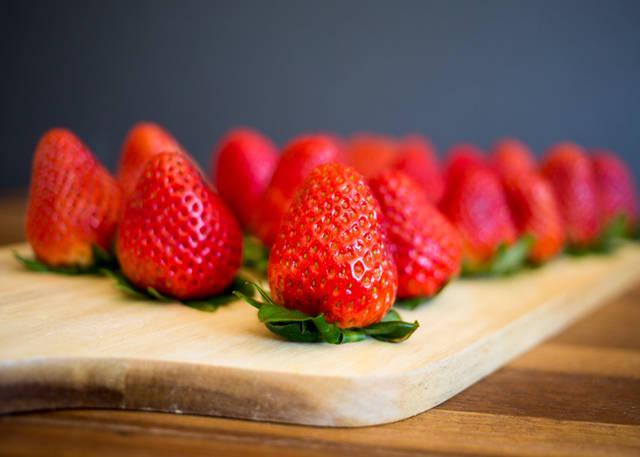 รูปภาพ:http://www.ourbestbites.com/wp-content/uploads/2014/02/nutella_stuffed_strawberries-6.jpg