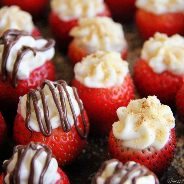 ภาพประกอบบทความ Stuffed Strawberry สตรอเบอร์รี่ยัดไส้ครีม อร่อยหวานฉ่ำรับวาเลนไทน์