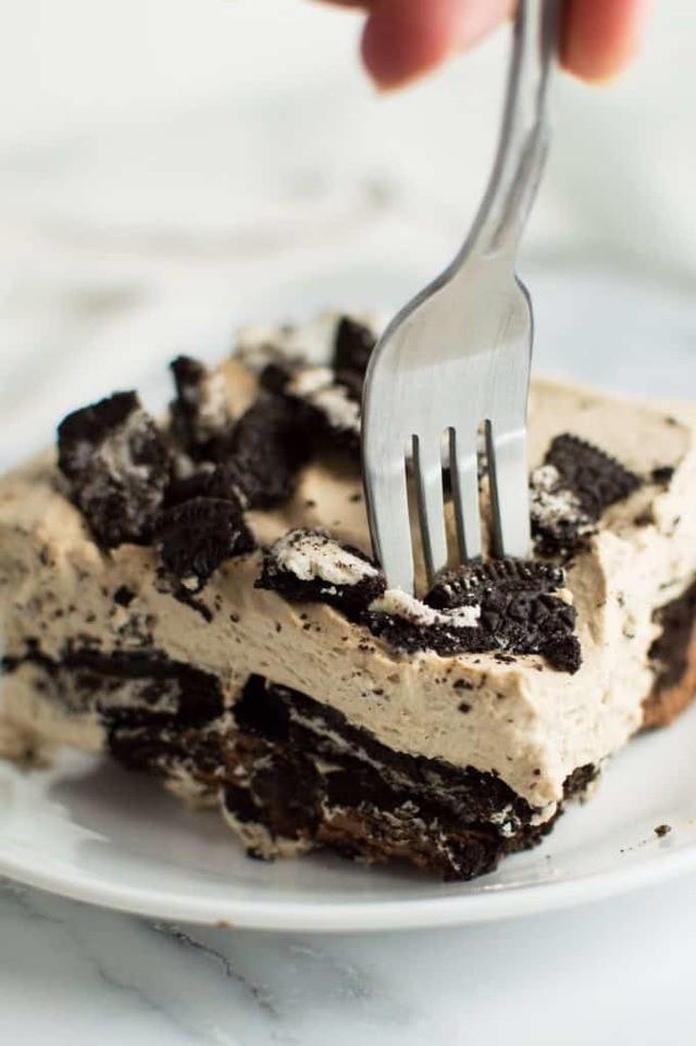 รูปภาพ:https://nibbleanddine.com/wp-content/uploads/2019/04/Mocha-Oreo-No-Bake-Dessert-on-a-Plate-with-Fork-681x1024.jpg