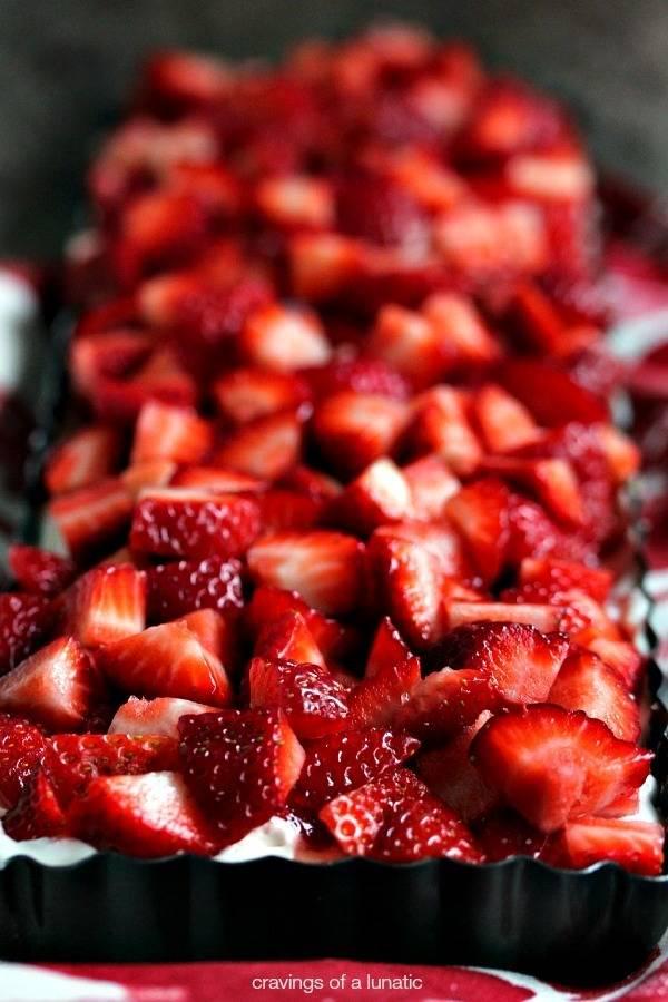 รูปภาพ:http://cf.cravingsofalunatic.com/wp-content/uploads/2014/06/Strawberry-No-Bake-Cheesecake-Tart-14.jpg
