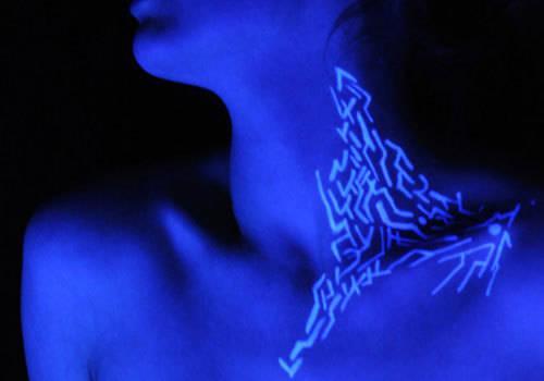 รูปภาพ:http://creativefan.com/important/cf/2012/07/blacklight-tattoo/tron-tribute.jpg