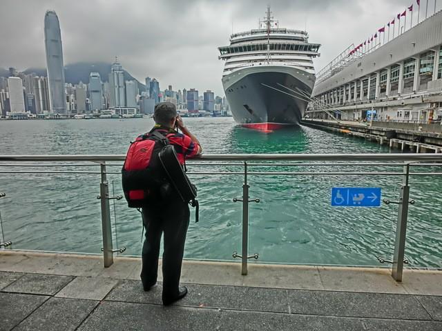 รูปภาพ:https://upload.wikimedia.org/wikipedia/commons/c/cd/HK_TST_Ocean_Terminal_Piers_Victoria_Harbour_parking_Cunard_Line_Queen_Victoria_cameraman_Mar-2013.JPG