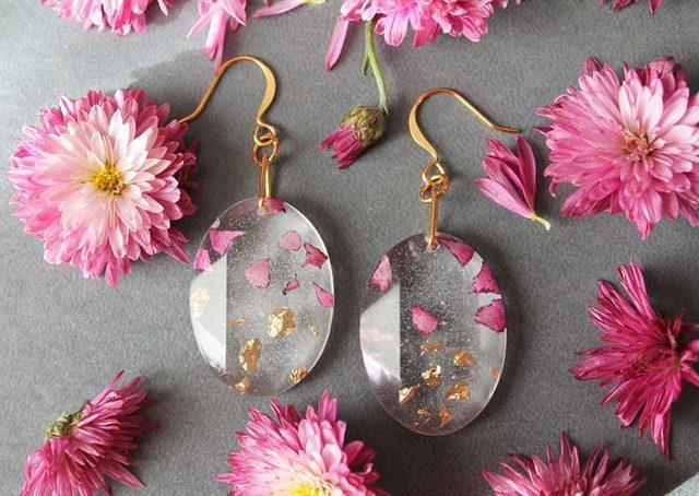 รูปภาพ:https://www.matichonacademy.com/wp-content/uploads/2018/06/resin-jewelry-real-petals-gold-flakes-livinlovin-12.jpg