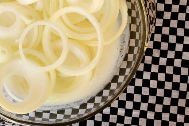 รูปภาพ:http://couponclippingcook.com/wp-content/uploads/2012/03/6-onions-in-buttermilk.jpg