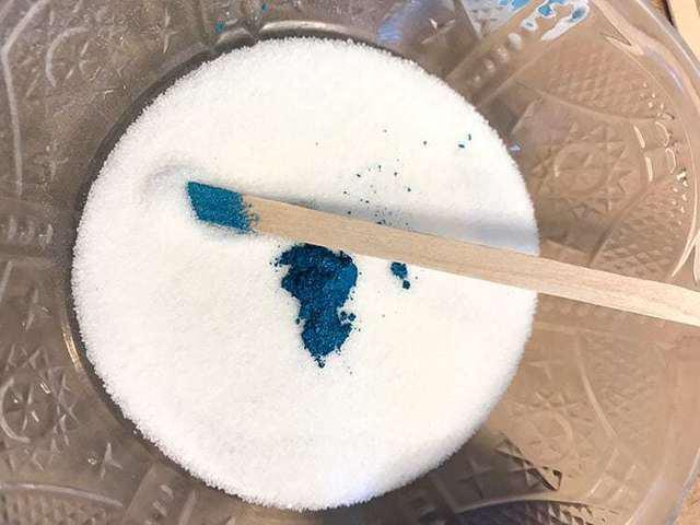 รูปภาพ:https://www.happinessishomemade.net/wp-content/uploads/2017/09/Mix-Mica-into-Sugar-for-Colored-Sugar-Scrub.jpg