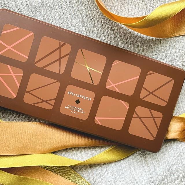ภาพประกอบบทความ รีวิว shu uemura x La Maison du Chocolat อายแชโดว์สีช็อกโกแลตหวานซ่อนเปรี้ยว สะกดทุกสายตาให้เหลียวมอง