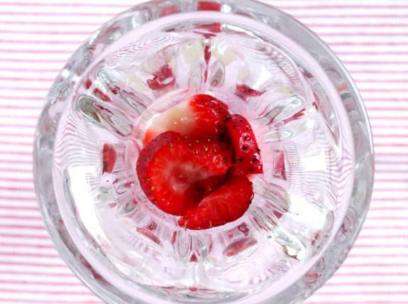 รูปภาพ:http://www.couponclippingcook.com/wp-content/uploads/2013/04/2-strawberries-in-dish.jpg