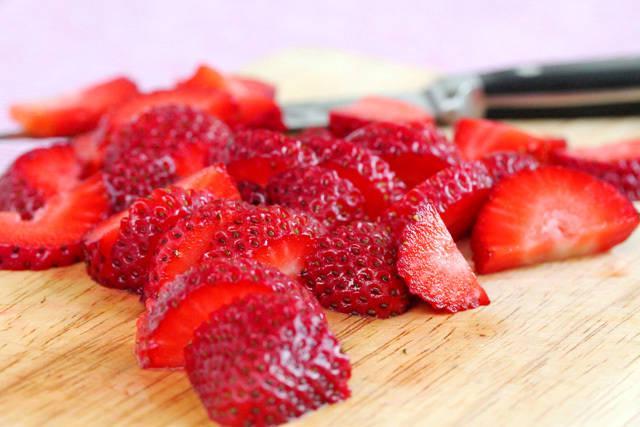รูปภาพ:http://www.couponclippingcook.com/wp-content/uploads/2013/04/1-cut-strawberries.jpg
