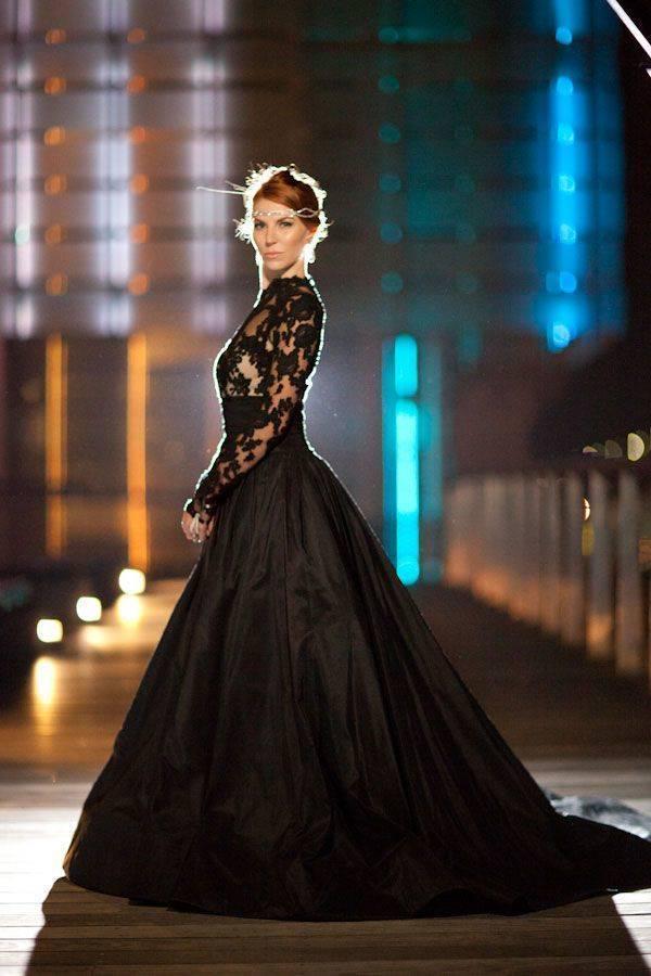 รูปภาพ:http://www.deerpearlflowers.com/wp-content/uploads/2015/05/Elegant-Black-Wedding-Dresses-With-Sophisticated-Style-and-Long-Lace-Sleeves.jpg