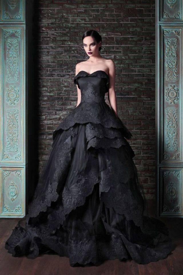 รูปภาพ:http://www.deerpearlflowers.com/wp-content/uploads/2015/05/Rami-Kadi-Strapless-Black-Lace-Wedding-Dress-682x1024.jpg