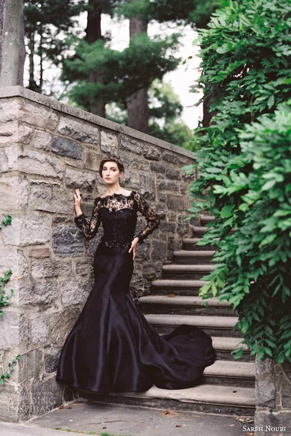 รูปภาพ:http://www.deerpearlflowers.com/wp-content/uploads/2015/05/sareh-nouri-midnight-black-lace-wedding-dress-gazar-trumpet-gown-long-sleeves.jpg