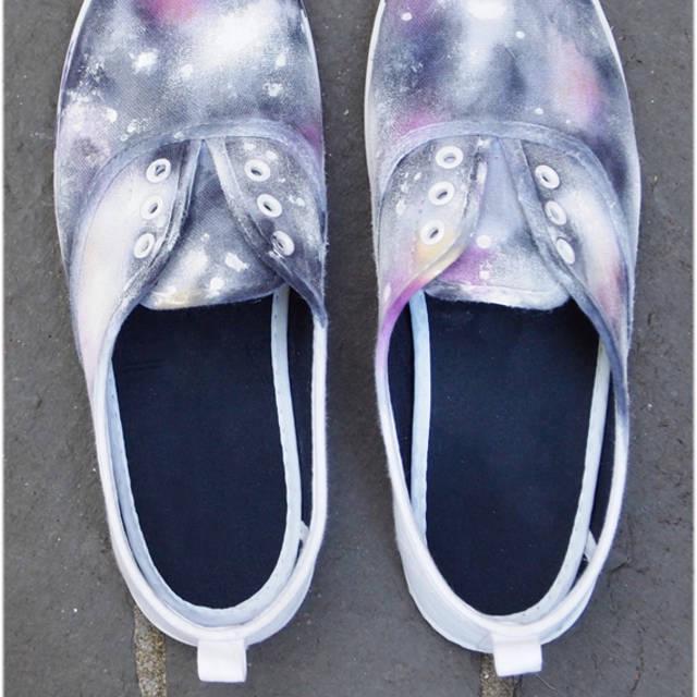 ภาพประกอบบทความ Galaxy Print Shoes รองเท้าลายกาแลกซี่สุดเจ๋งที่สาวๆ ทำเองก็ได้!